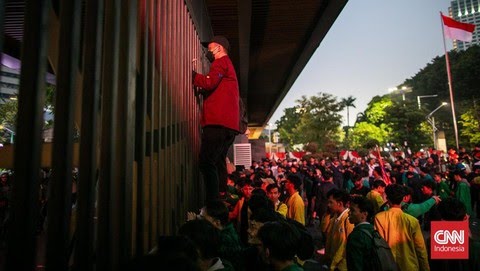 aksi-mahasiswa-di-belakang-gedung-dpr-usai-sidang-paripurna-4_169